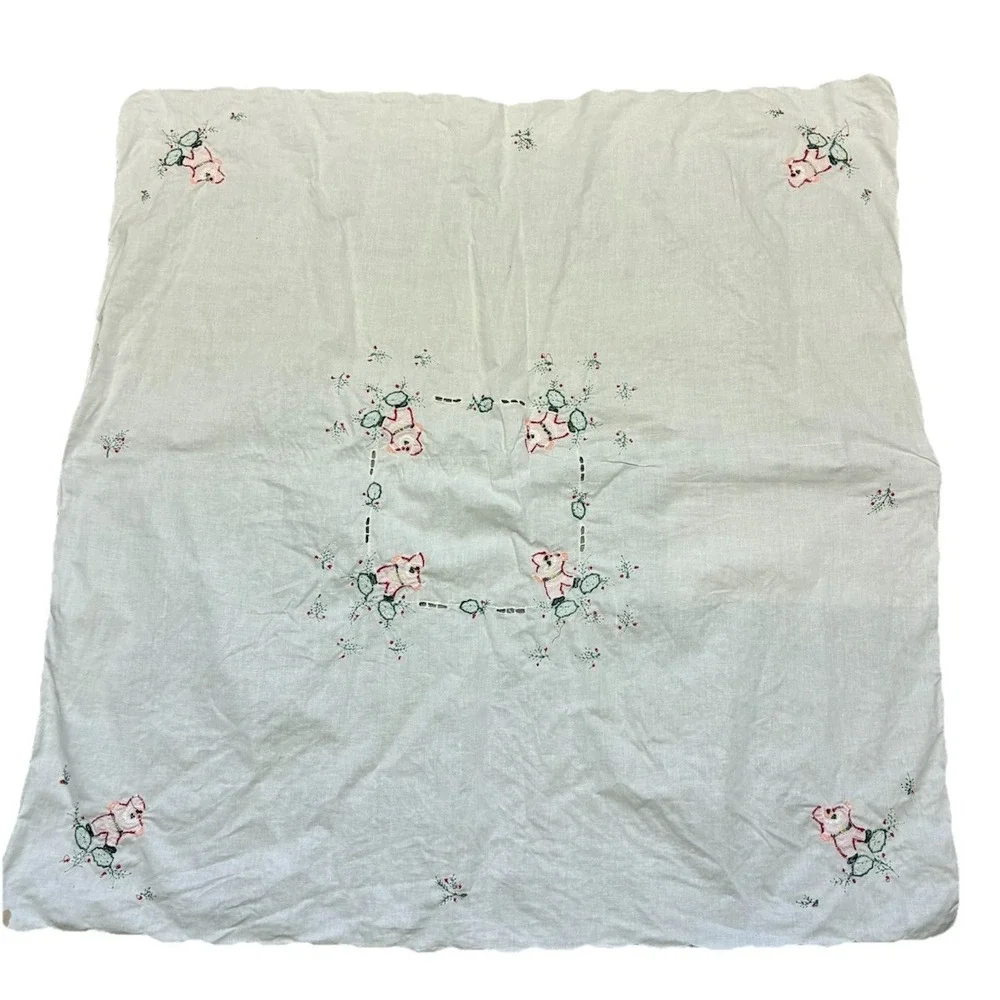 Vintage‎ Tablecloth White Christmas Santa Mistletoe Embroidered 39